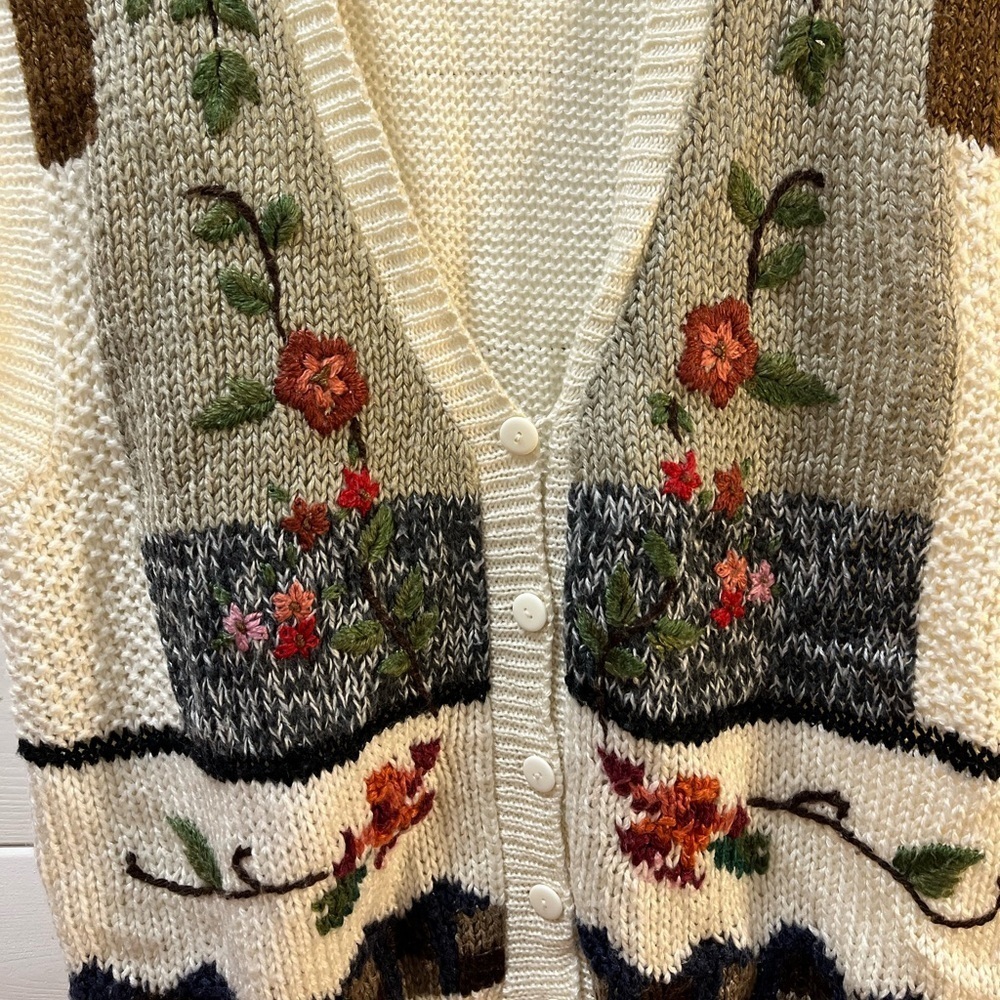 HAND-KNITTED FLORAL VEST – SIZE 24W (VINTAGE) - Picture 6 of 8